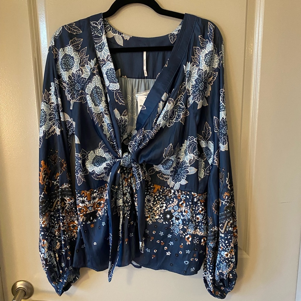 FREE PEOPLE XL. beautiful shirt with button detail under tie and silk feel